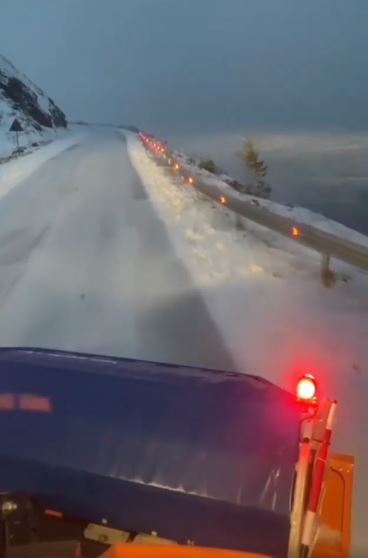 Zăpadă pe drumurile montane! Drumarii au ieșit cu utilajele de deszăpezire