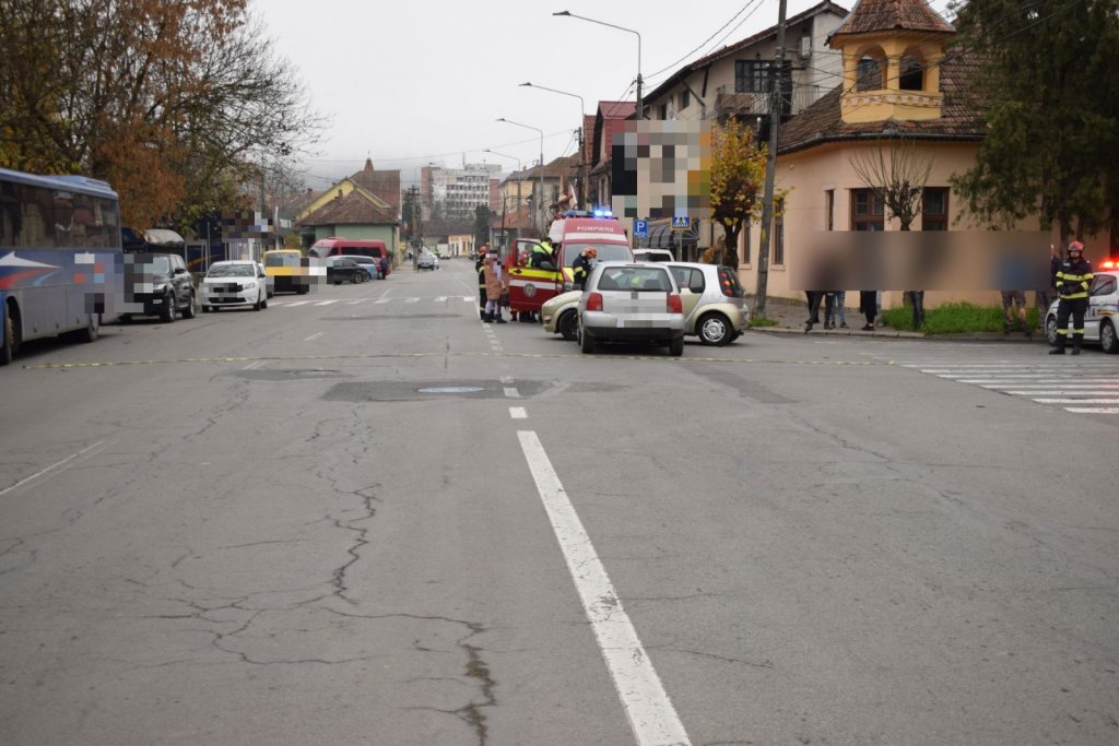 Accident la intersecția Cloșca cu Titulescu, în Dej. O femeie a ajuns la spital