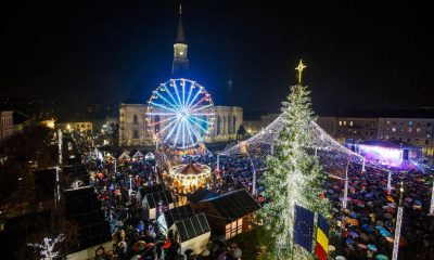 Cum arată Clujul luminat de Crăciun? Târgul a debutat în ploaie. Localnicii de la Voltaj au concertat în deschidere / A porni și tramvaiul lui Moș Crăciun