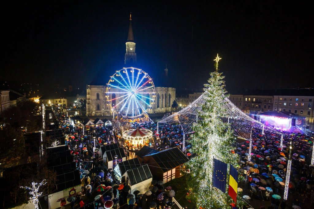 Cum arată Clujul luminat de Crăciun? Târgul a debutat în ploaie. Localnicii de la Voltaj au concertat în deschidere / A porni și tramvaiul lui Moș Crăciun