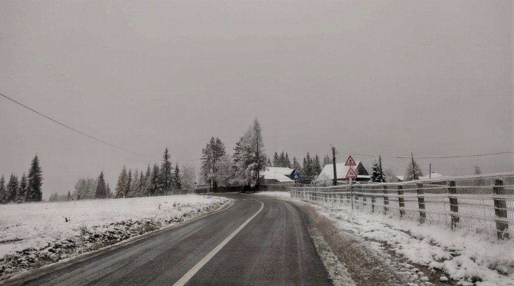 Cum se circulă pe drumurile din județul Cluj după ce a nins în unele zone