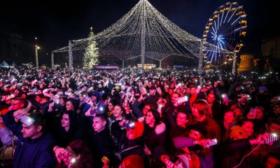 Direcția 5 a făcut spectacol în cea de a doua seară a Târgului de Crăciun de la Cluj. Oamenii din Piața Unirii au fredonat versurile și au dansat împreună cu formația