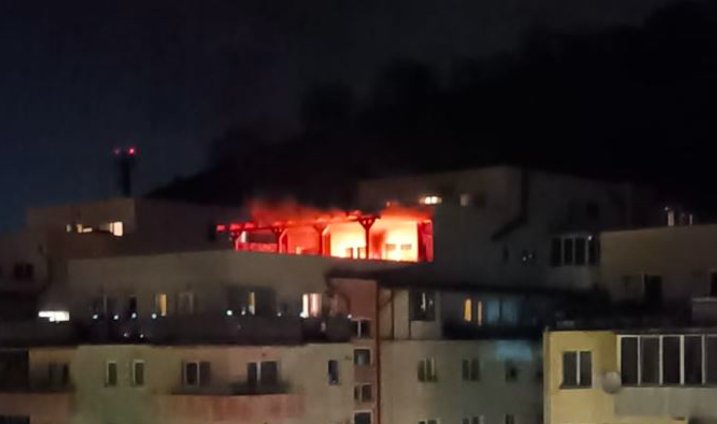 Flăcările au cuprins mansarda unui bloc de pe strada Stejarului din Florești! A fost nevoie de intervenția pompierilor