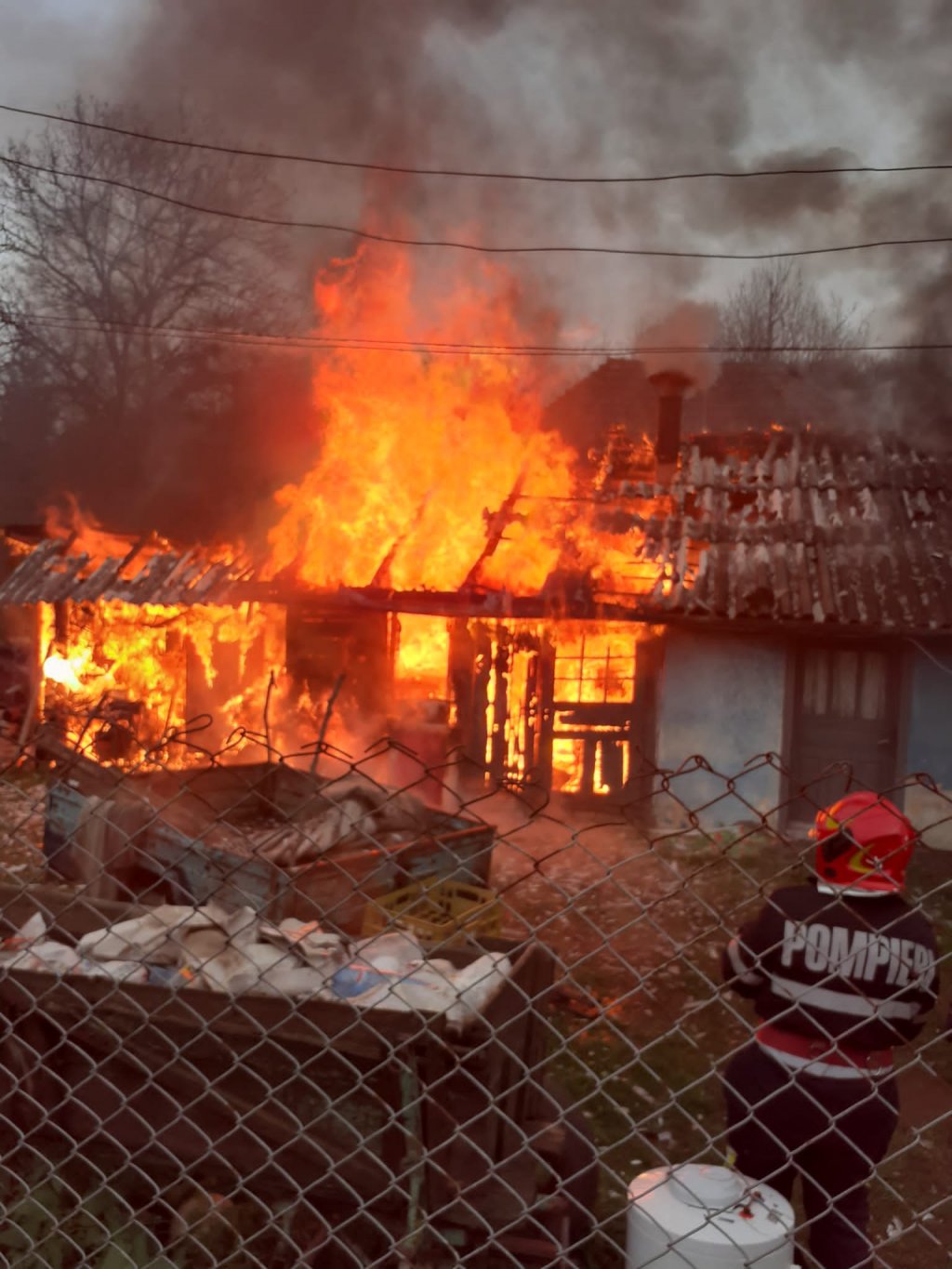 Incendiu puternic într-o gospodărie din Cluj. Au intervenit pompierii