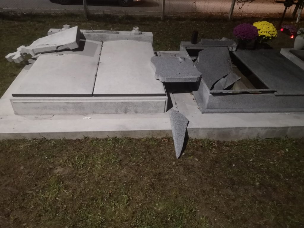 Morminte vandalizate în Cluj-Napoca în noaptea de Halloween