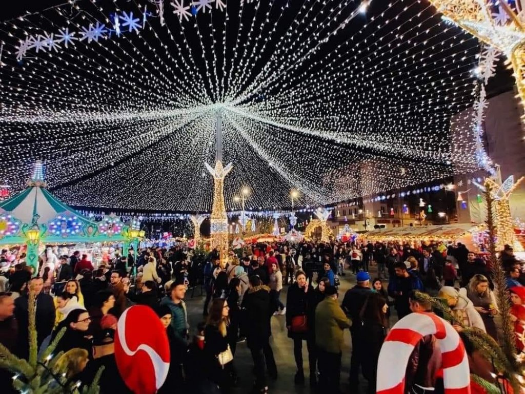 S-au deschis târgurile de Crăciun din Craiova și Sibiu. Oltenii se laudă: „E cel mai frumos din România”