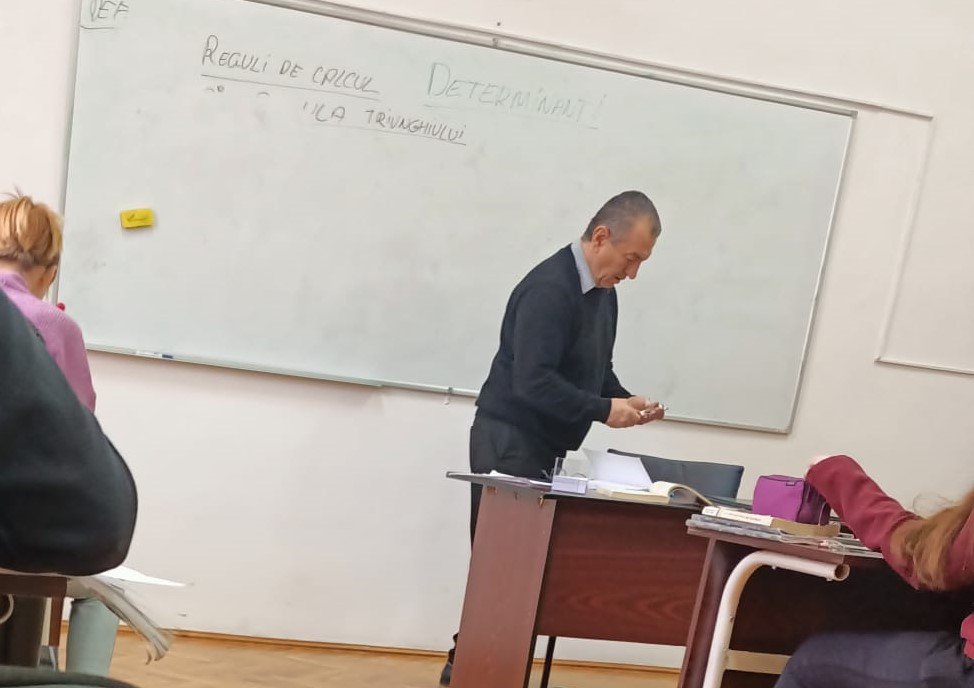 „Balibacea”, fost interlop, profesor de matematică la o școală din Turda. Profesorii, în grevă