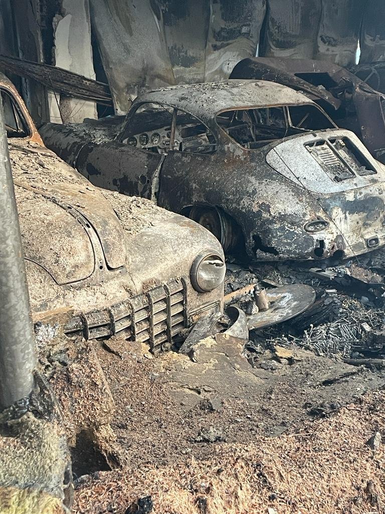 15 mașini de epocă, făcute scrum în incendiul de la Tetarom. Pagubele estimate ajung la 3 milioane de euro