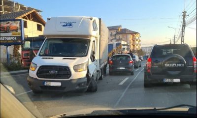 ACCIDENT în Baciu. O camionetă, blocată pe contrasens