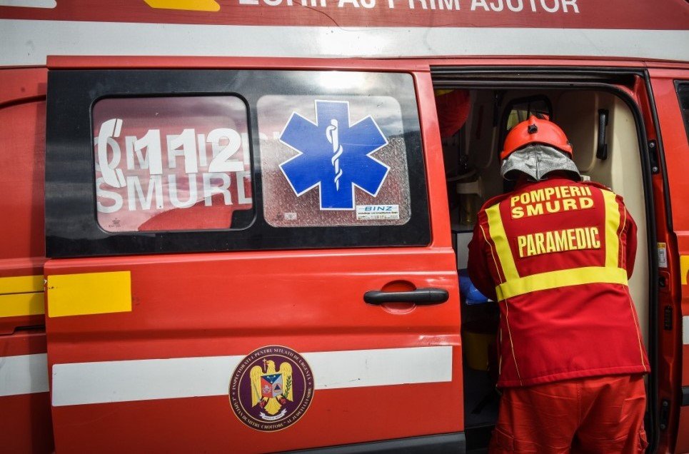 Accident de muncă GRAV în Cluj. O persoană a fost prinsă într-o balotieră