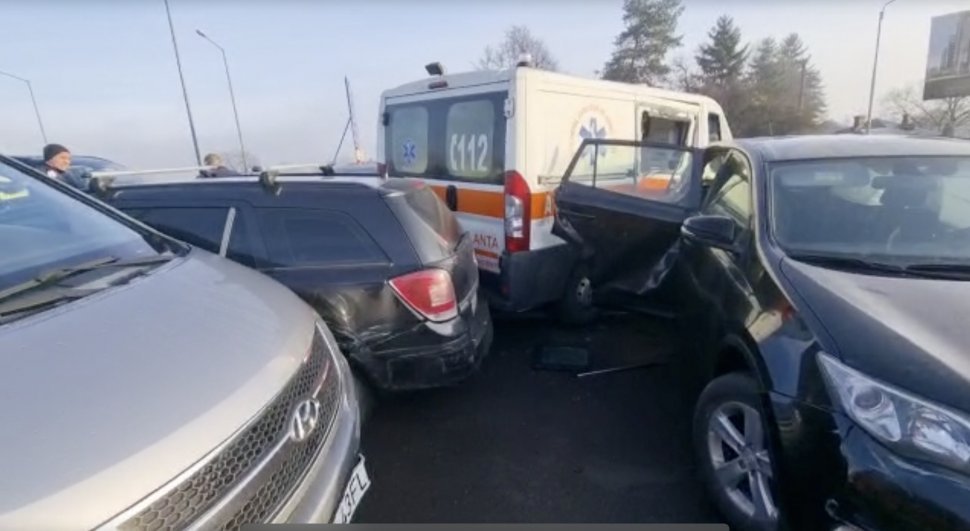 Actident cu 17 mașini între Brașov și Predeal. „Gheața neagră” și ceața au pus șoferii în dificultate