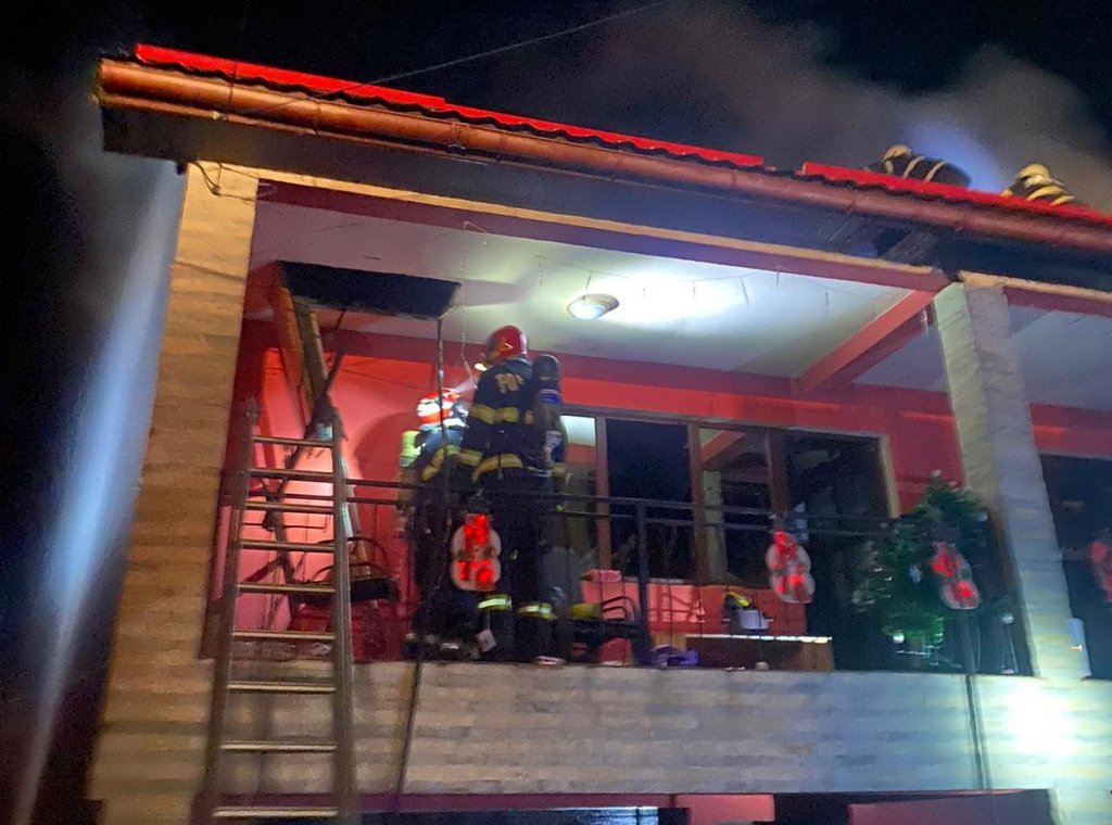 Incendiu la Aghireșu. Acoperișul unei case a luat foc