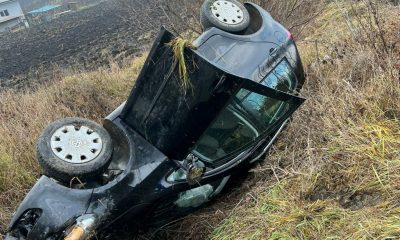 Maşină răsturnată în şanţ între Tritenii de Jos și Viișoara. Şoferul a pierdut controlul volanului