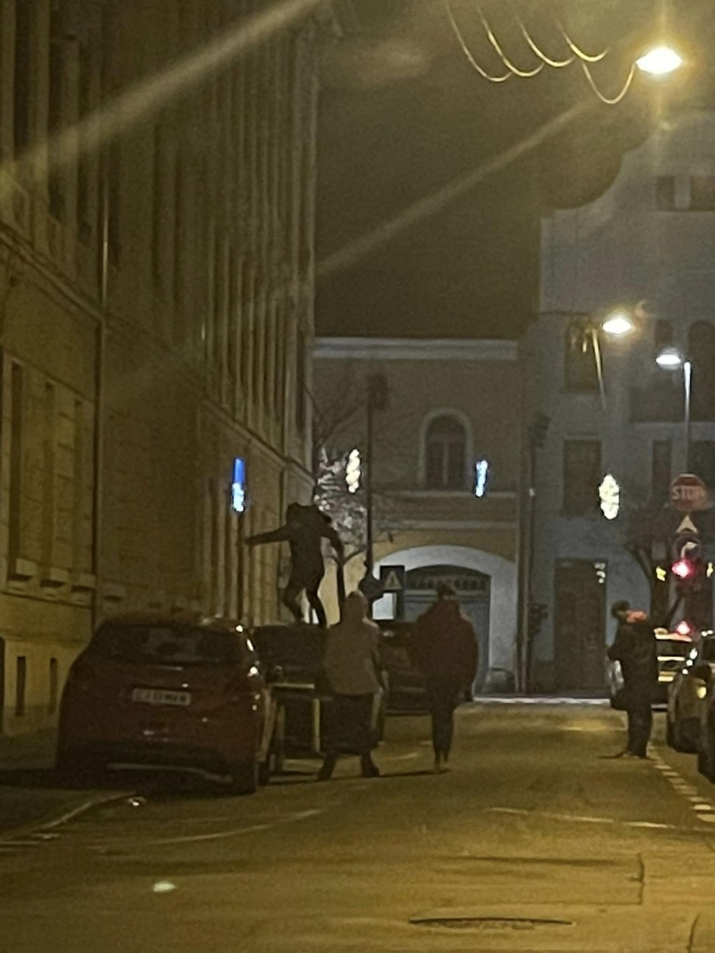 Teribilism în centrul Clujului! Tânăr surprins țopăind pe mașinile parcate pe o străduță