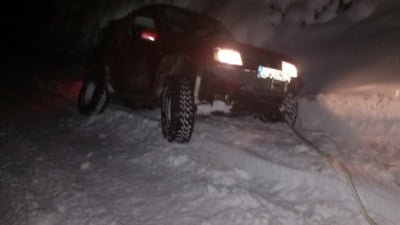 Un cuplu din Cluj s-a împotmolit cu mașina pe cel mai înalt vârf din Apuseni. S-au blocat în zăpadă când au vrut să întoarcă