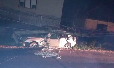 Un tânăr a intrat cu mașina într-un stâlp, pe străzile din Cluj. Au fost tăiate curentul și apa în zonă