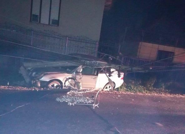 Un tânăr a intrat cu mașina într-un stâlp, pe străzile din Cluj. Au fost tăiate curentul și apa în zonă