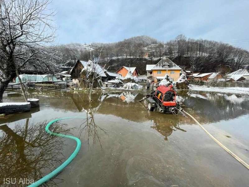 Drum din Munții Apuseni, blocat de o alunecare de teren și inundații
