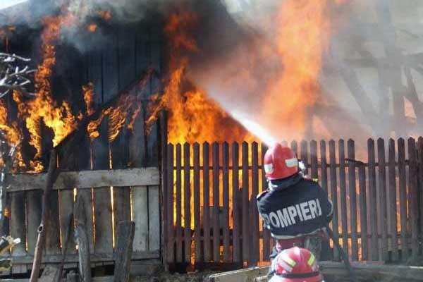 Incendiu în județul Cluj. Două case au luat foc în aceeași curte