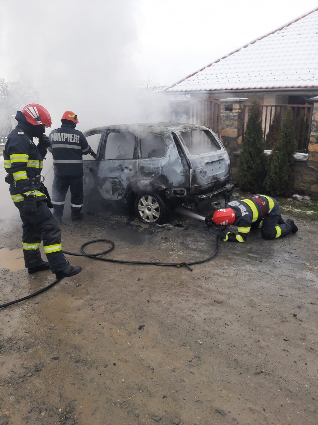 Incendiu pe o stradă din Cluj-Napoca. O mașină s-a făcut scrum