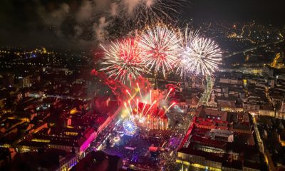 Mii de clujeni au sărbătorit trecerea dintre ani în Piața Unirii. Imagini spectaculoase cu focul de artificii din Cluj-Napoca