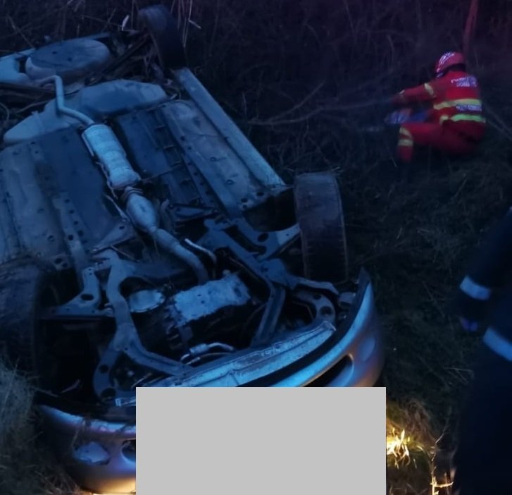 O tânără de 19 ani s-a răsturnat cu mașina într-o pădure de spini din județul Cluj. Pompierii au intrevenit cu drujbele