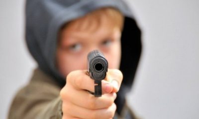 Părinți amendați după ce copilul lor a tras într-o mașină cu un pistol de jucărie