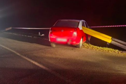 Șoferul care a intrat cu mașina într-un parapet lângă Cluj era mort de beat la volan