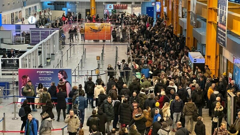 (Video) A fost haos pe Aeroportul din Cluj. Revolta pasagerilor după ce mai multe avioane au fost anulate: "Stau afară la ţigări în loc să ne spună ce se întâmplă" 1