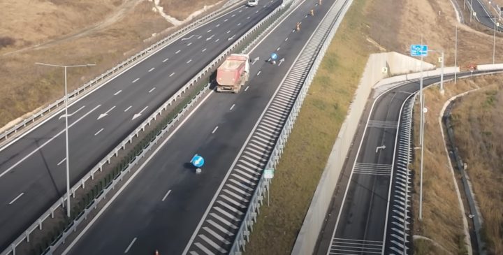 (Video) Autostrada Sebeș-Turda o ia la vale. Alunecare de teren în rambleu și crăpături în asfalt 1