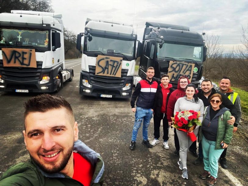 (Video) Cerere inedită în căsătorie pe un drum din Cluj. “Vrei sa fii sotia mea?”, mesajul apărut pe mai multe camioane 1