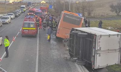 (Video) Cluj: Accident în Răscruci! Un autocar cu pasageri s-a răsturnat în șanț. În autocar se aflau 52 de persoane 1