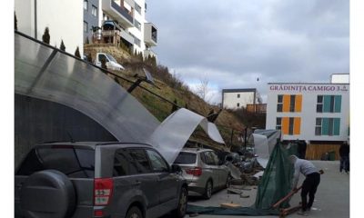 Zid prăbușit lângă o grădiniță din Cluj. Șase mașini au fost avariate