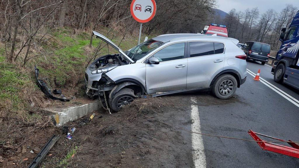 Accident pe Cluj - Oradea. O mașină s-a înfipt într-un cap de pod