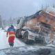 Atenție ȘOFERI! Mașina de deszăpezire, rămas blocată în zăpadă pe drumul spre Buscat