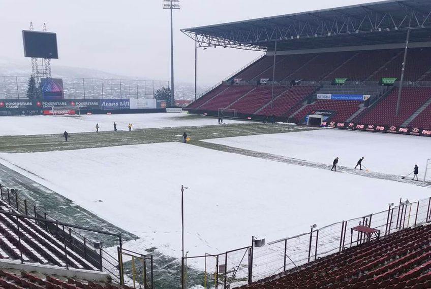 (Foto) După mocirla de la Cluj vine înghețul de la Cluj. Dan Petrescu: „Vine frigul, -13, -14 grade. Ăsta nu mai e fotbal. Nu ar trebuit să jucăm fotbal în perioada asta” 1