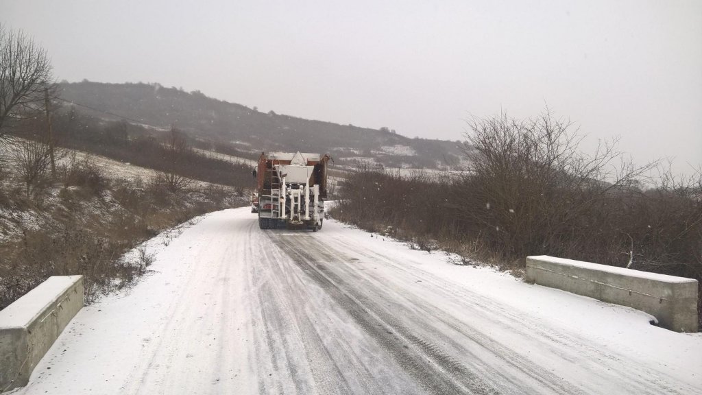 Iarna își intră în drepturi. Circulație îngreunată în zona de munte a Clujului