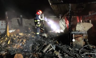 Incendiu Cluj: Bucătărie de vară, făcută scrum. Pompierii au reușit să salveze casa