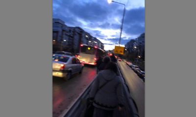 Trafic infernal în Cluj. Oamenii merg pe jos, pe lângă autobuzele blocate în intersecție