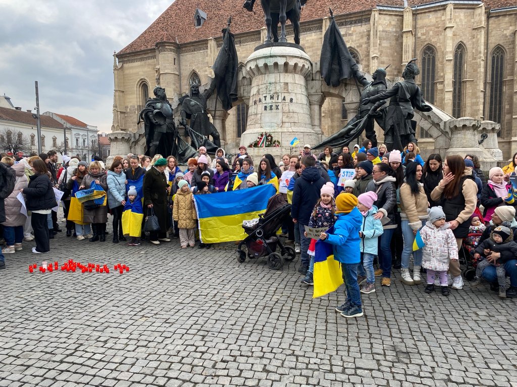 UN AN DE RĂZBOI.  Zeci de ucraineni s-au adunat în centrul Clujului, unde s-au rugat pentru eroii care au murit pentru a apăra țara de ruși