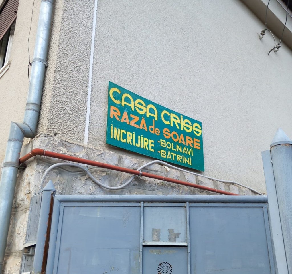 Vârstnicii, tratați în ultimul hal în căminele de bătrâni din Cluj: mâncare expirată, lenjerii de pat murdare, WC-uri insalubre