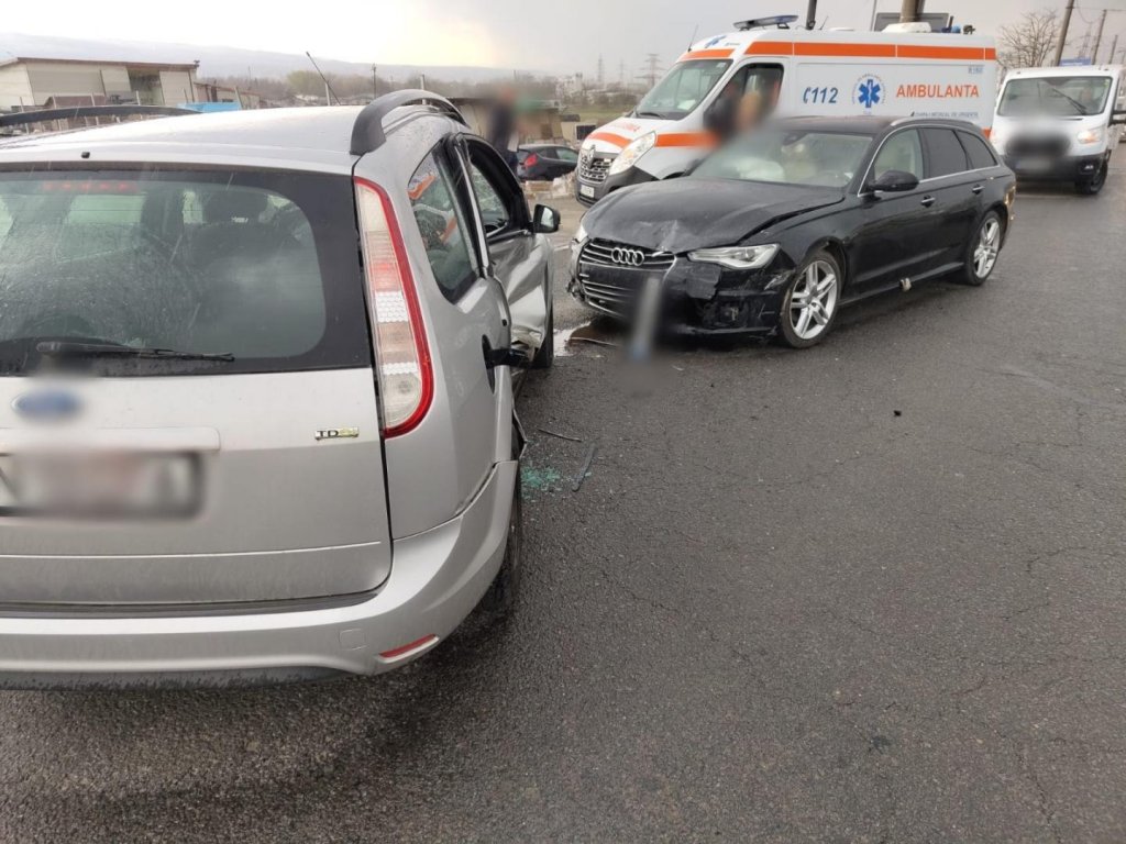 ACCIDENT cu două mașini pe un bulevard din Cluj-Napoca. Două persoane au primit îngrijiri medicale