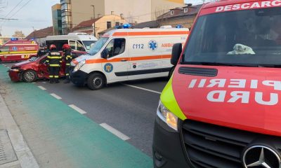 ACCIDENT între o mașină și un microbuz în centrul Clujului/ Mai multe persoane transportate la spital, printre care și copii
