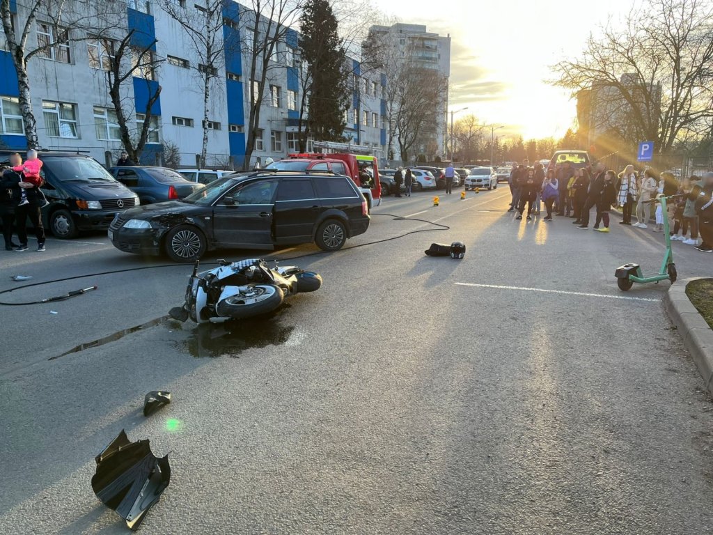 Accident cu o motocicletă și o mașină în Mănăștur. Un bărbat a fost dus la spital