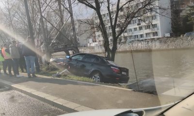 Autoturism căzut pe malul Someșului, aproape de Cluj Arena. Un copac a oprit căderea în apă