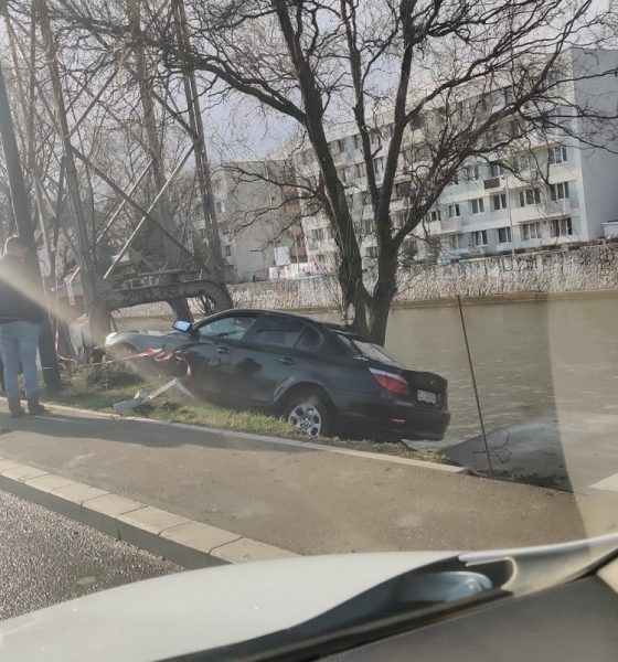 Autoturism căzut pe malul Someșului, aproape de Cluj Arena. Un copac a oprit căderea în apă