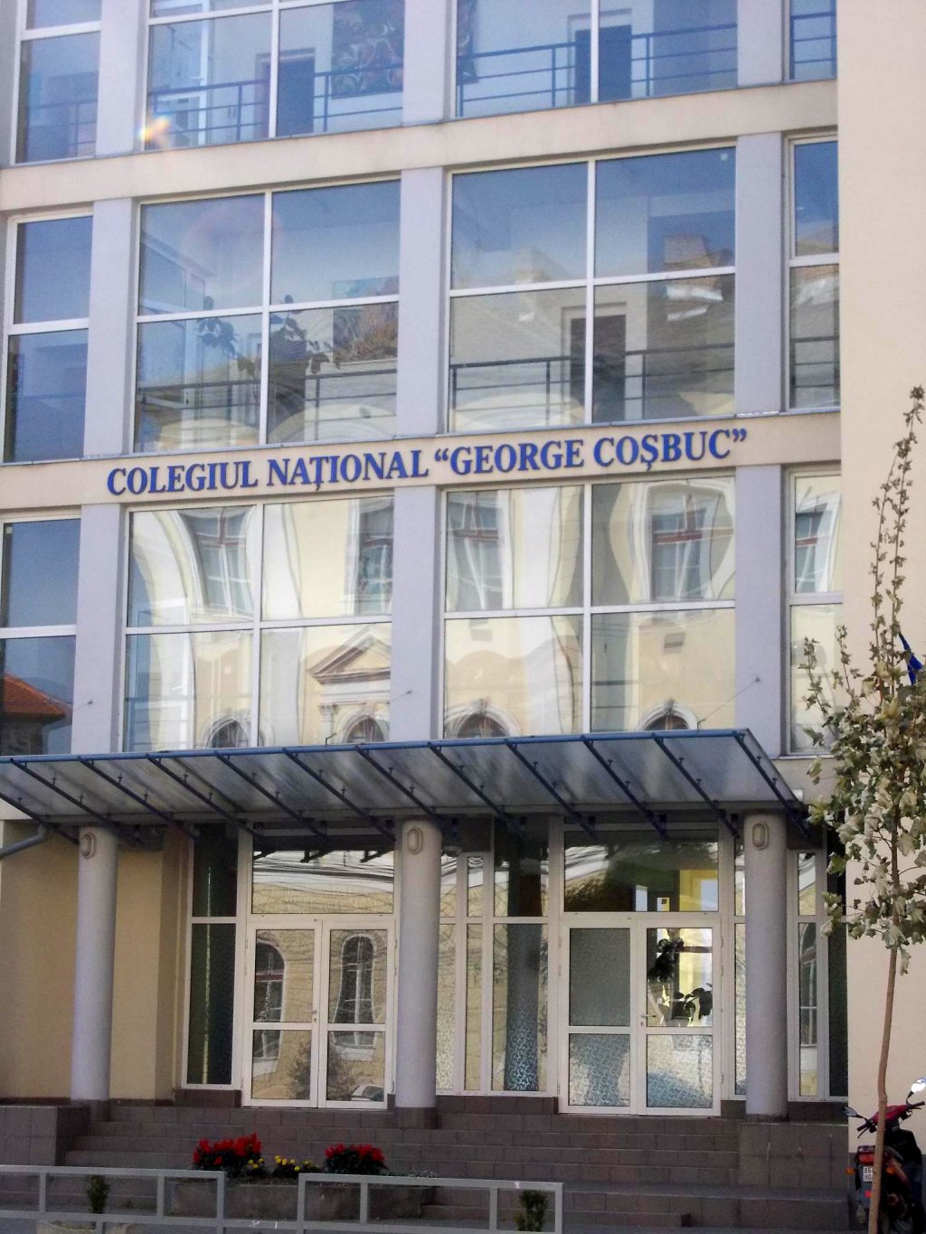 FĂRĂ SANCȚIUNI la ”George Coșbuc” după cazul elevei care a căzut de la etajul 3 / Se schimbă sistemul de deschidere a geamurilor