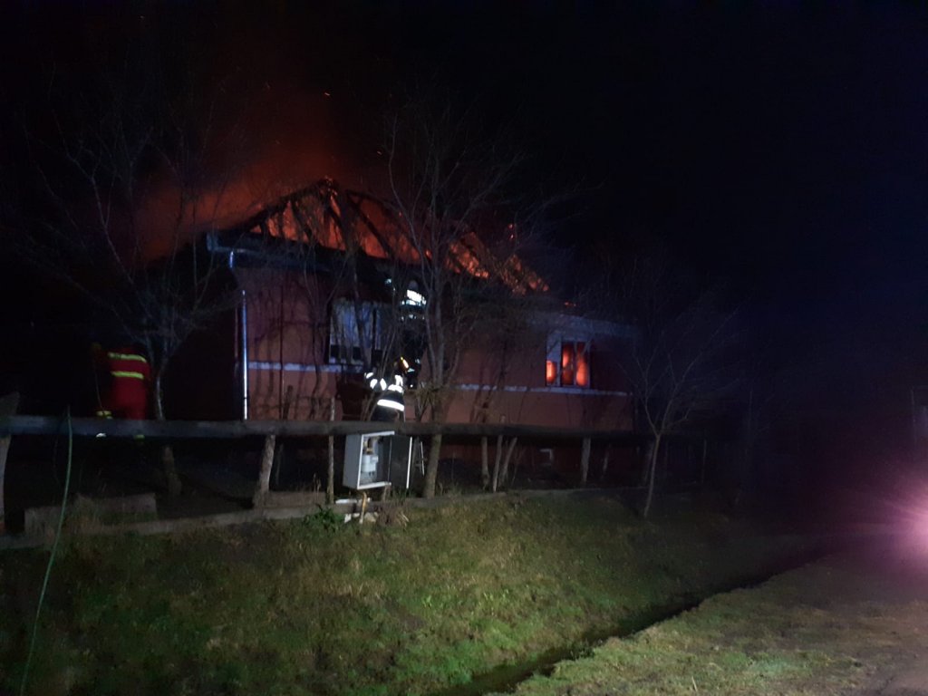 INCENDIU la o casă din judeţul Cluj. Flăcările au distrus acoperişul / De la ce a pornit focul