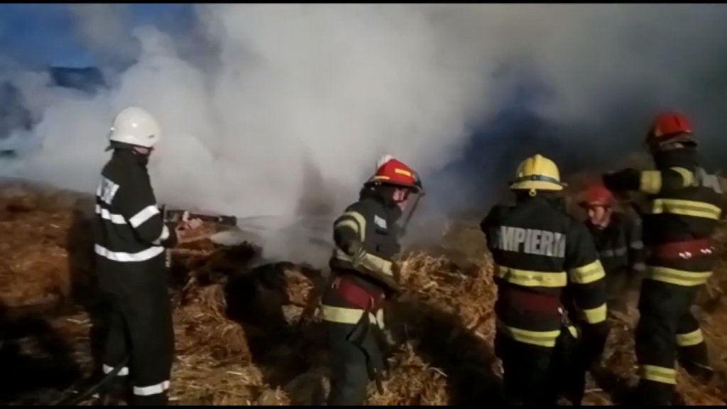Incendiu puternic în județul Cluj. Pompierii s-au luptat mai bine de 4 ore cu flăcările care au păgubit tone de fân