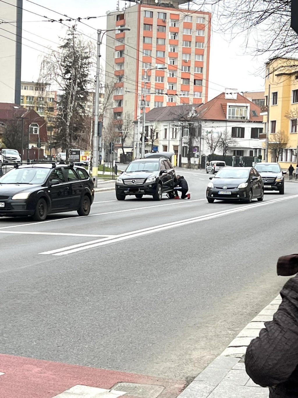 Reparaţii auto în mijlocul bulevardului cu 4 benzi din Cluj-Napoca. "Pentru că poate..."